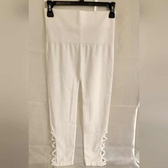 NWT ZENANA OUTFITTERS White control top capri style leggings size L/XL - Picture 6 of 6